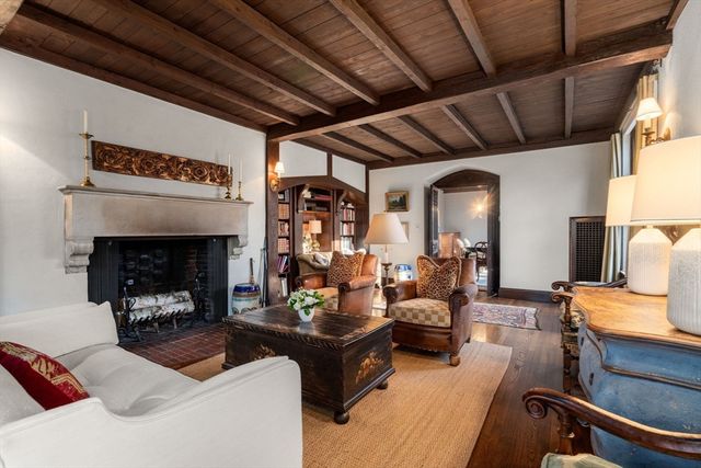 44 Bradford Rd, Wellesley, MA 02481