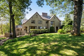 44 Bradford Rd, Wellesley, MA 02481