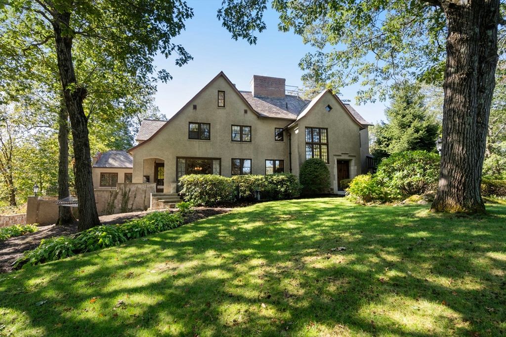 44 Bradford Rd, Wellesley, MA 02481