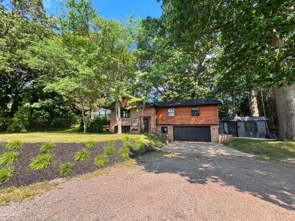 17500 N Fruitport Road, Spring Lake, MI 49456