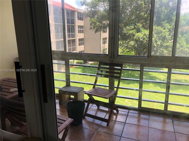 9441 Evergreen Pl 301, Davie, FL 33324