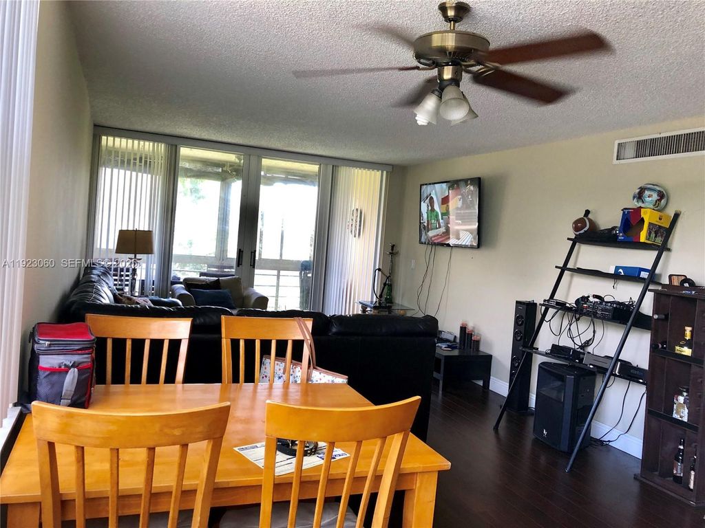 9441 Evergreen Pl 301, Davie, FL 33324