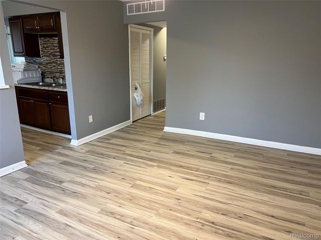 3944 S Gulley Road, Dearborn Heights, MI 48125