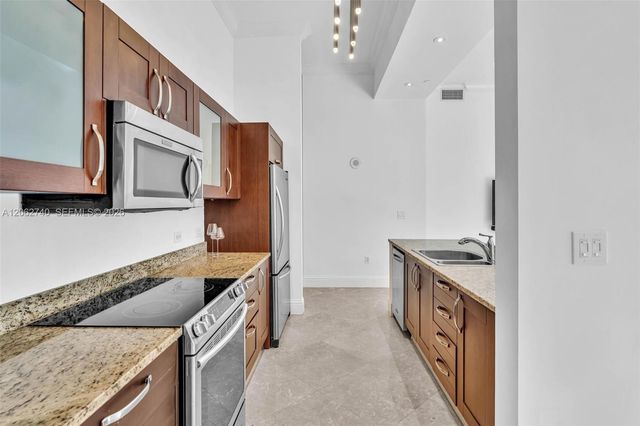 20000 E Country Club Dr 110, Aventura, FL 33180
