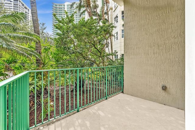 20000 E Country Club Dr 110, Aventura, FL 33180