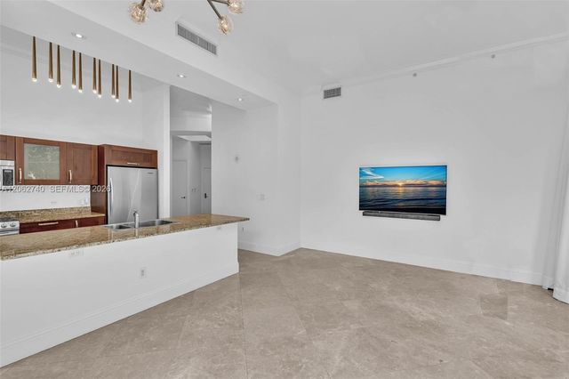 20000 E Country Club Dr 110, Aventura, FL 33180