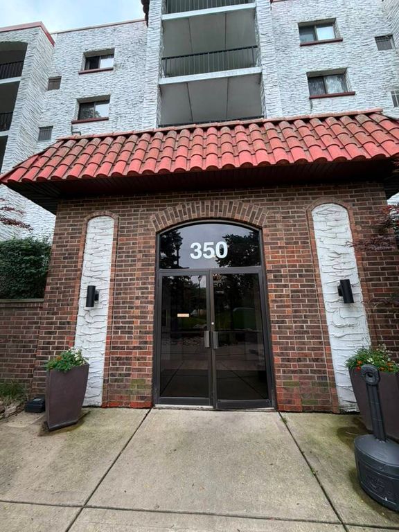 350 Plum Creek Drive 107, Wheeling, IL 60090