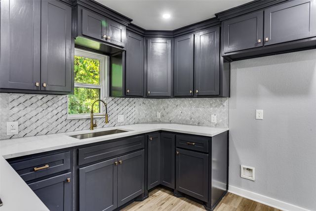 1423 E Davis Avenue, Fort Worth, TX 76104