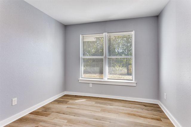 1423 E Davis Avenue, Fort Worth, TX 76104