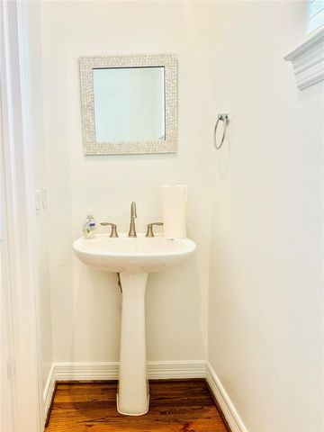 3846 Center Street, Houston, TX 77007