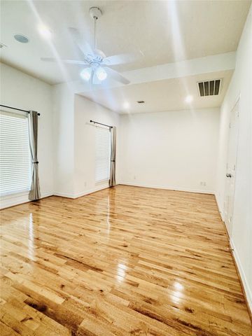 3846 Center Street, Houston, TX 77007