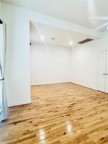 3846 Center Street, Houston, TX 77007