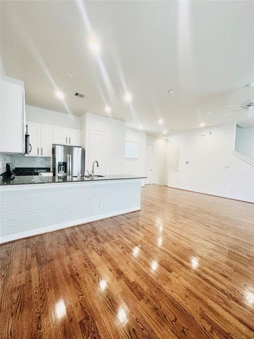 3846 Center Street, Houston, TX 77007