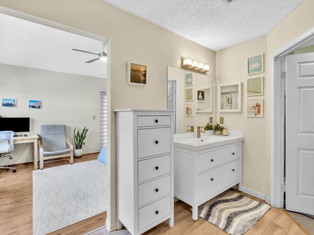 8 Hawthorne Lane, Boynton Beach, FL 33426