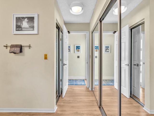 8 Hawthorne Lane, Boynton Beach, FL 33426