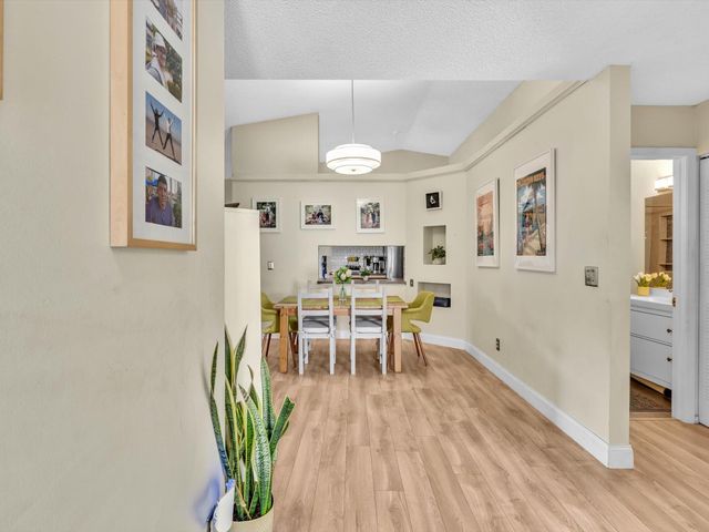 8 Hawthorne Lane, Boynton Beach, FL 33426