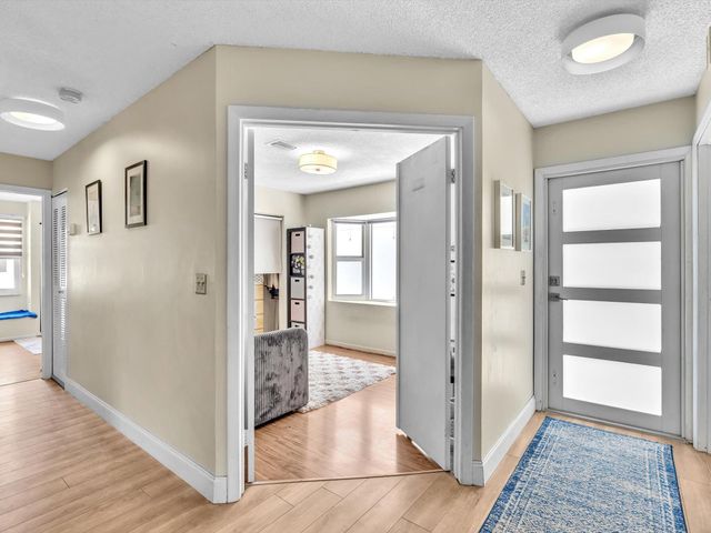 8 Hawthorne Lane, Boynton Beach, FL 33426