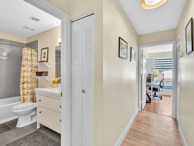 8 Hawthorne Lane, Boynton Beach, FL 33426