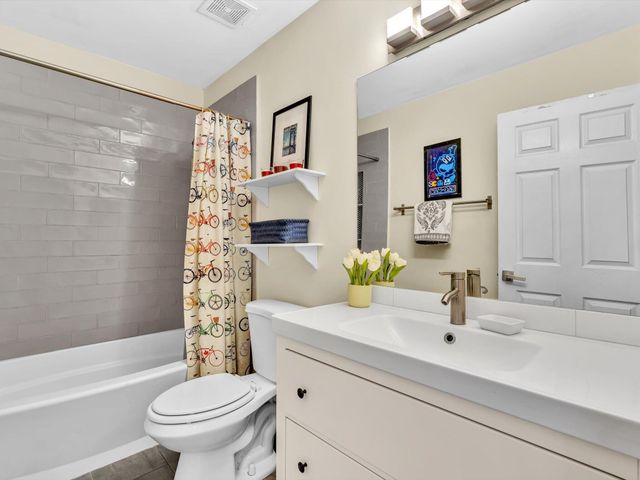 8 Hawthorne Lane, Boynton Beach, FL 33426