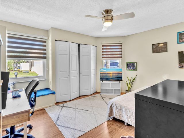 8 Hawthorne Lane, Boynton Beach, FL 33426