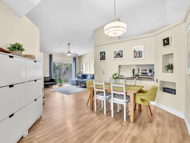 8 Hawthorne Lane, Boynton Beach, FL 33426