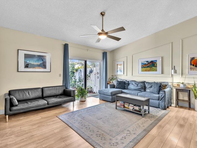 8 Hawthorne Lane, Boynton Beach, FL 33426