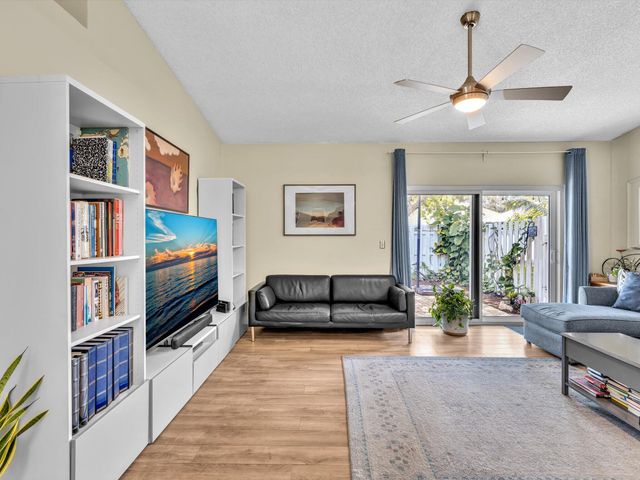 8 Hawthorne Lane, Boynton Beach, FL 33426