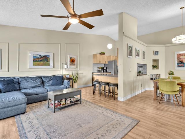 8 Hawthorne Lane, Boynton Beach, FL 33426