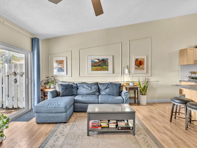 8 Hawthorne Lane, Boynton Beach, FL 33426