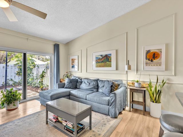 8 Hawthorne Lane, Boynton Beach, FL 33426