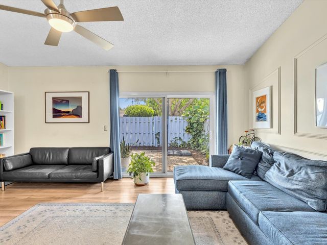 8 Hawthorne Lane, Boynton Beach, FL 33426