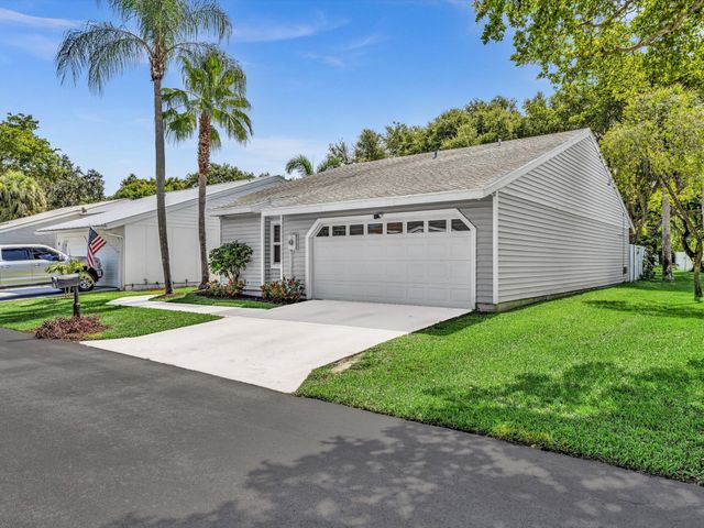 8 Hawthorne Lane, Boynton Beach, FL 33426