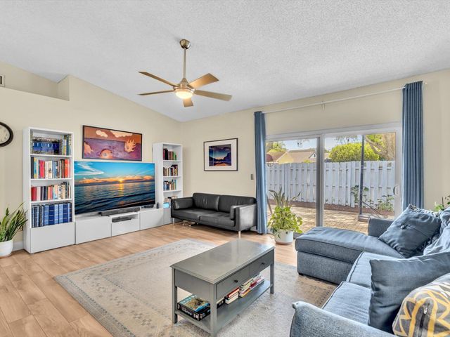 8 Hawthorne Lane, Boynton Beach, FL 33426