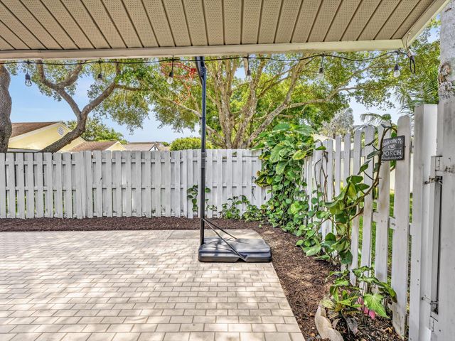 8 Hawthorne Lane, Boynton Beach, FL 33426