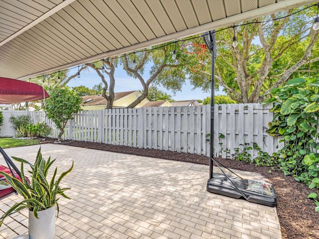 8 Hawthorne Lane, Boynton Beach, FL 33426