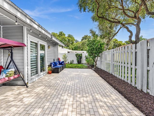8 Hawthorne Lane, Boynton Beach, FL 33426