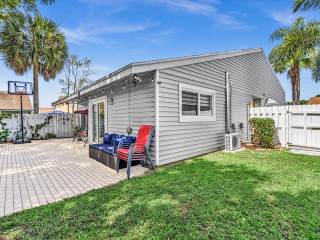 8 Hawthorne Lane, Boynton Beach, FL 33426