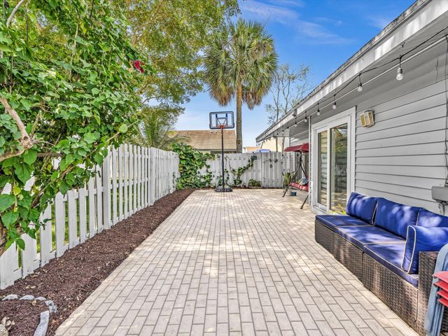 8 Hawthorne Lane, Boynton Beach, FL 33426