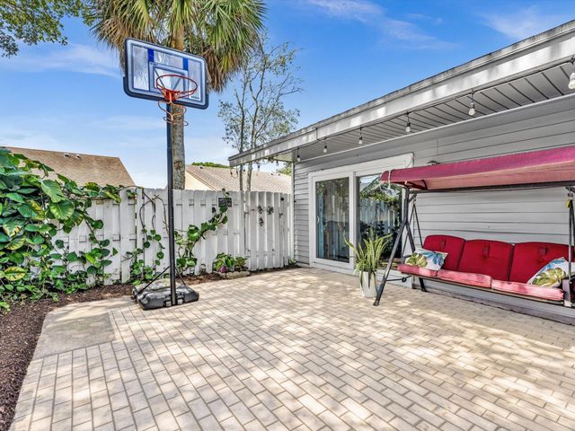 8 Hawthorne Lane, Boynton Beach, FL 33426