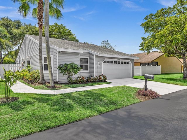 8 Hawthorne Lane, Boynton Beach, FL 33426