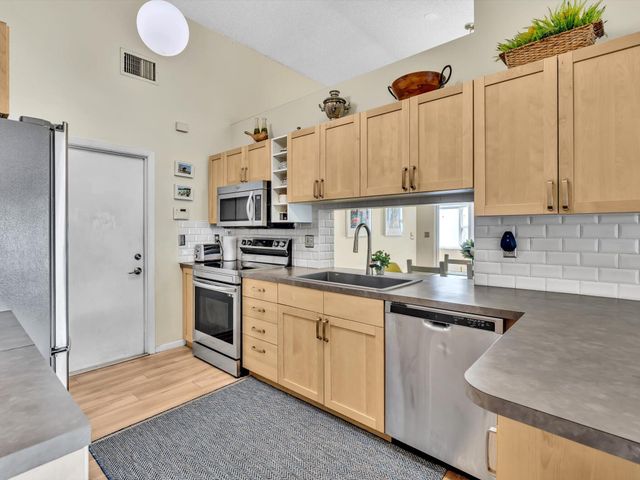 8 Hawthorne Lane, Boynton Beach, FL 33426