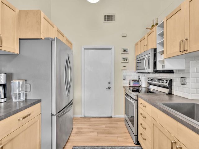 8 Hawthorne Lane, Boynton Beach, FL 33426