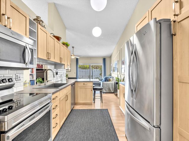 8 Hawthorne Lane, Boynton Beach, FL 33426
