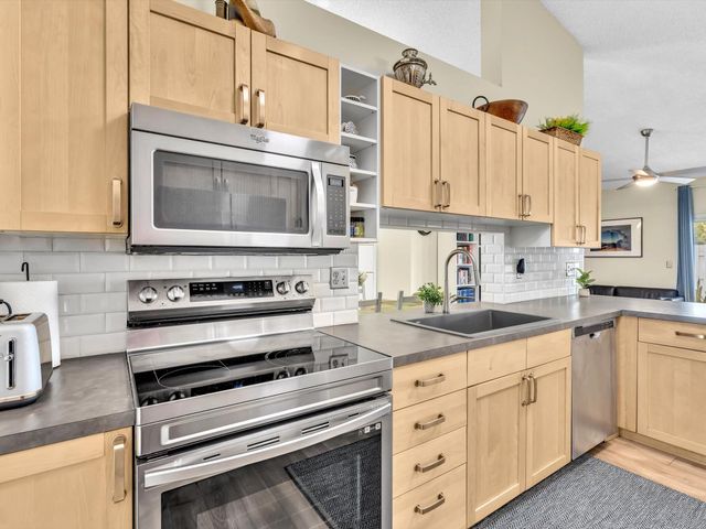 8 Hawthorne Lane, Boynton Beach, FL 33426