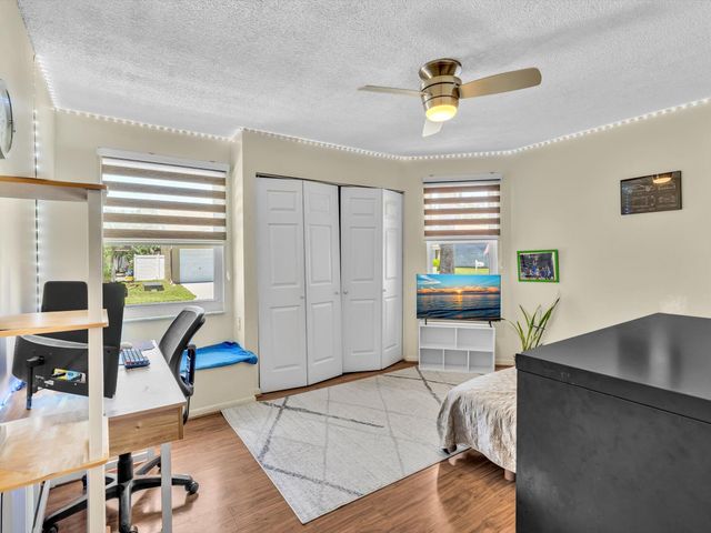 8 Hawthorne Lane, Boynton Beach, FL 33426