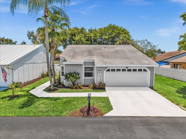 8 Hawthorne Lane, Boynton Beach, FL 33426