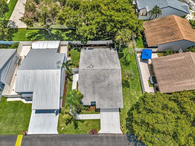 8 Hawthorne Lane, Boynton Beach, FL 33426