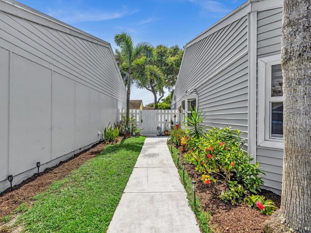 8 Hawthorne Lane, Boynton Beach, FL 33426