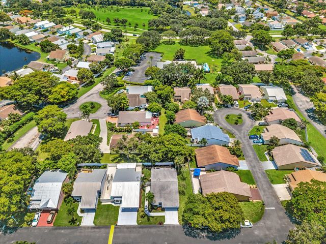 8 Hawthorne Lane, Boynton Beach, FL 33426