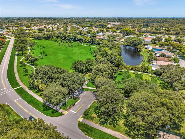 8 Hawthorne Lane, Boynton Beach, FL 33426